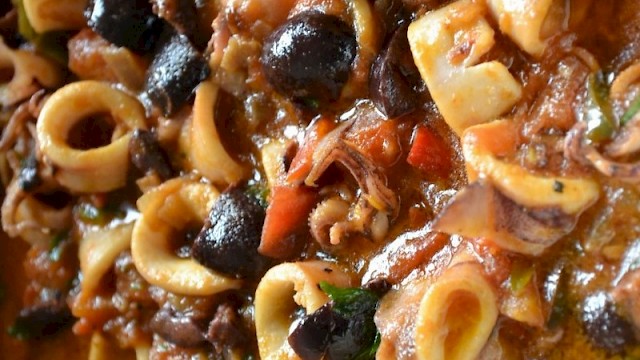 Squid in tomato sauce with olives