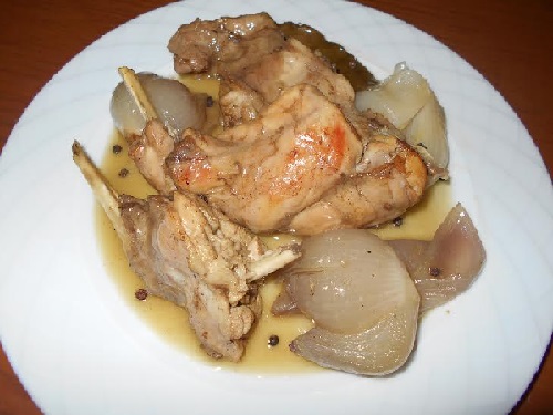 Rabbit cooked in wine with white sauce