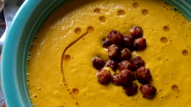 Σούπα με καρότα ταχίνι και πικάντικα ρεβίθια
