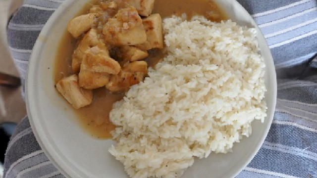 Κοτόπουλο με άσπρη σάλτσα και ρύζι